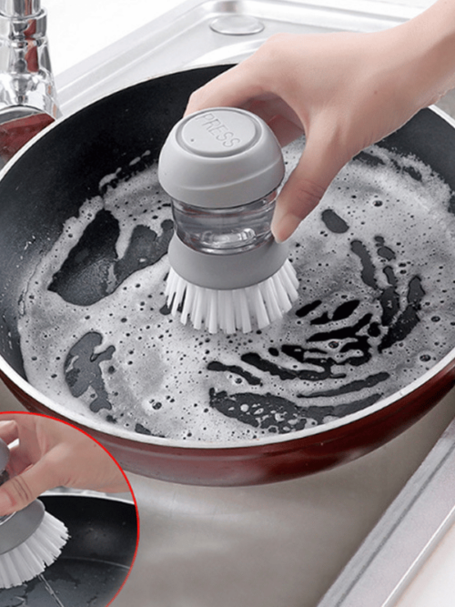 Mycie patelni szczotką z pojemnikiem na płyn