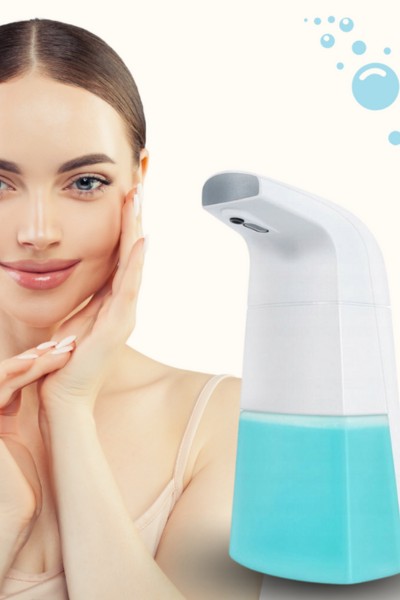 Automatyczny-dozownik-do-mydla-7-1.jpg Kobieta i automatyczny dozownik do mydła