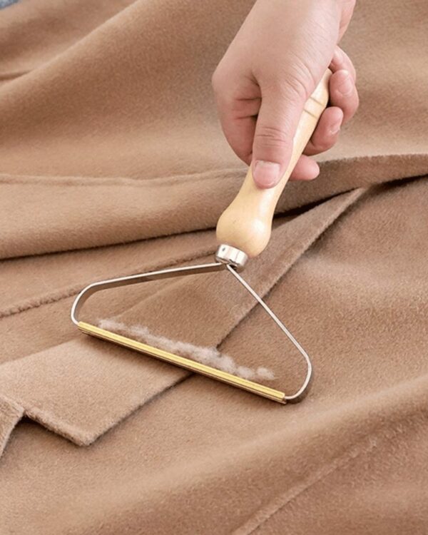 Golarka do ubrań do usuwania zmechaceń i sierści (2) Usuwanie zmechaceń z ubrania za pomocą golarki