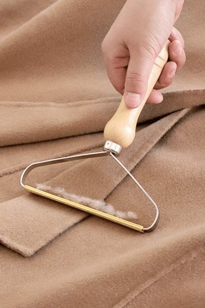 Usuwanie zmechaceń z ubrania za pomocą golarki