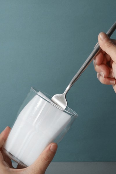 Mycie szklanki gąbką