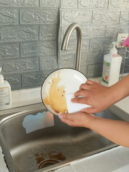 Mycie talerza magiczną gąbką