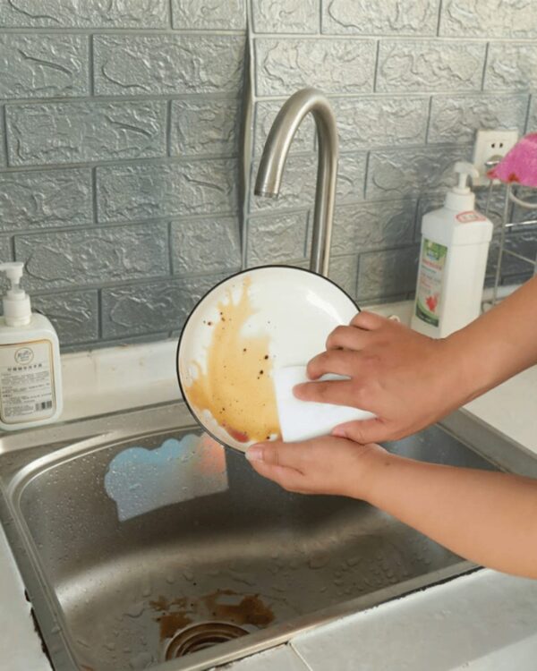Magiczna gąbka do czyszczenia plam (6) Mycie talerza magiczną gąbką