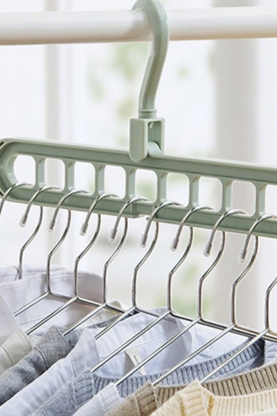 Wieszaki na organizerze do szafy na wieszaki