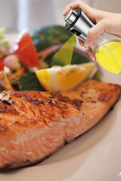 Spryskiwanie jedzenia olejem