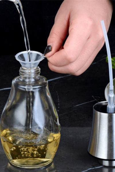 Nalewanie oliwy do spryskiwacza