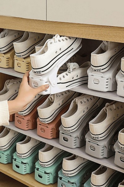 Szafa z butami i stojakami na buty