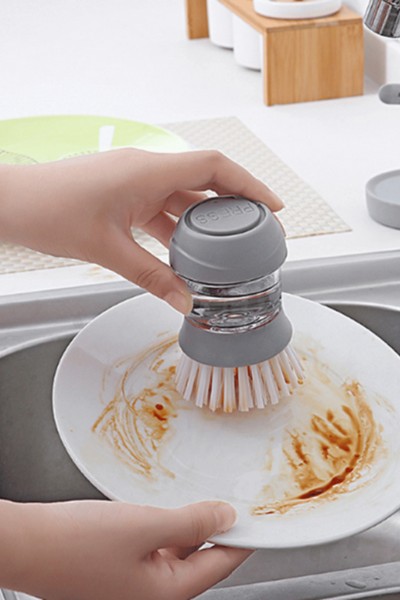 Czyszczenie talerza szczotką z pojemnikiem na płyn