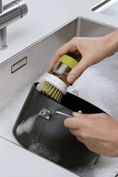 Czyszczenie garnkaszczotką z pojemnikiem na płyn