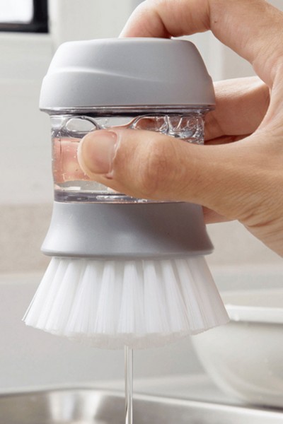 Czyszczenie patelni szczotką z pojemnikiem na płyn