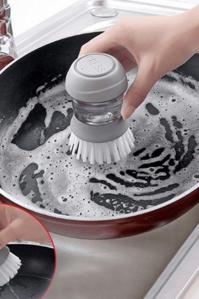 Czyszczenie patelni szczotką z pojemnikiem na płyn