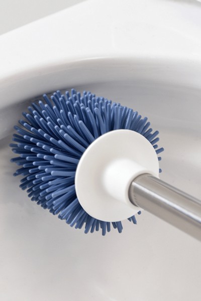 Czyszczenie muszli klozetowej szczotką silikonową do WC