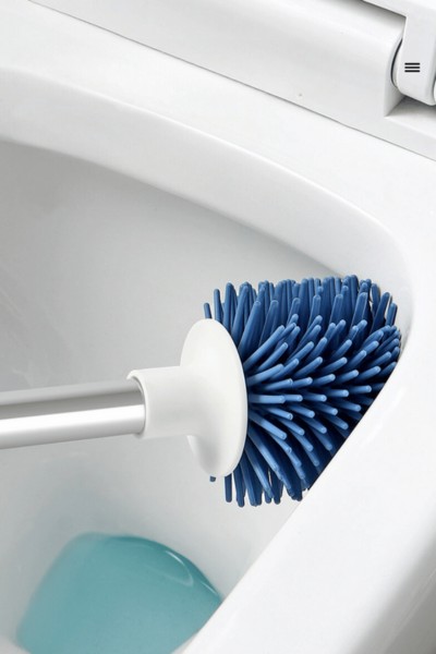 Czyszczenie muszli klozetowej szczotką silikonową do WC