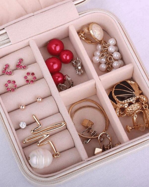 Szkatułka kuferek organizer na biżuterię podróżna 10 cm x 10 cm (10) Szkatułka kuferek organizer na biżuterię mała wnętrze