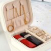 Szkatułka kuferek organizer na biżuterię podróżna 10 cm x 10 cm (2) Szkatułka kuferek organizer na biżuterię mała otwarta