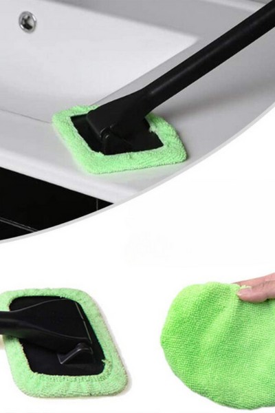 Mycie szyby szczotką z mikrofibrą