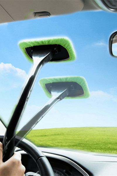 Mycie szyby szczotką z mikrofibrą