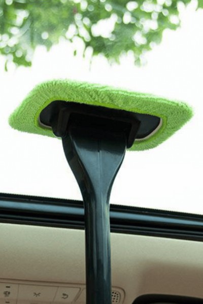 Mycie szyby szczotką z mikrofibrą