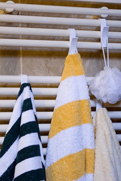 Ręczniki na haczykach na grzejnik