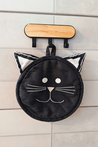 Podstawka pod naczynia zawieszona na wieszaku haczyku