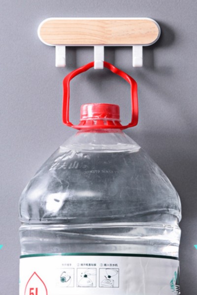 Butelka zawieszona na wieszaku haczyku