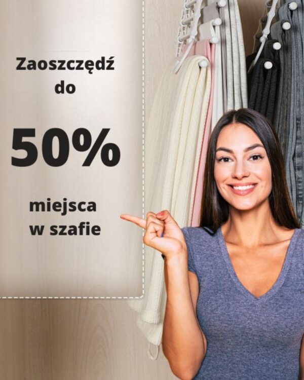 Kobieta na tle spodni na wieszaku na spodnie