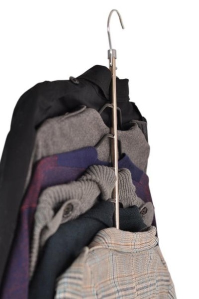 Ubrania na wieszakach metalowych