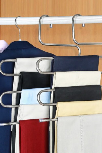 Spodnie na wieszaku na spodnie