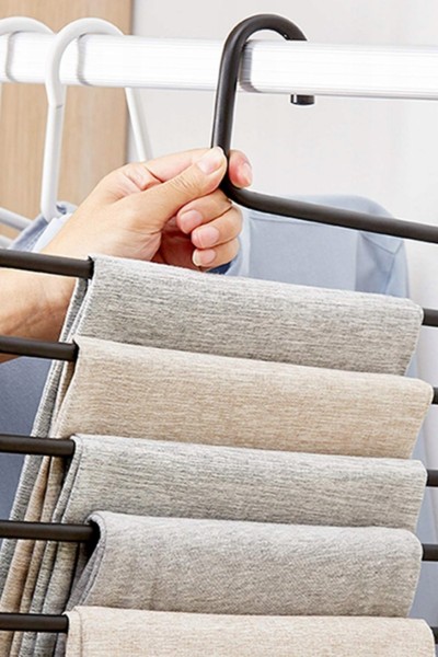 Spodnie na wieszaku na spodnie