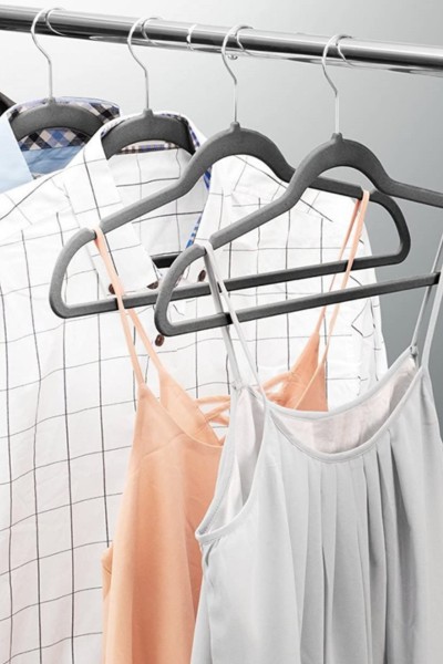 Ubrania zawieszone na wieszakach antypoślizgowych