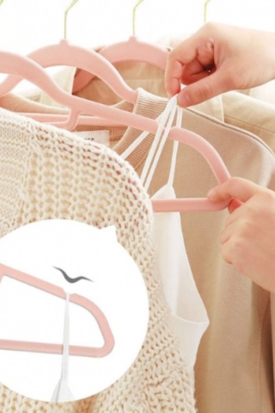 Ubrania zawieszone na wieszakach antypoślizgowych