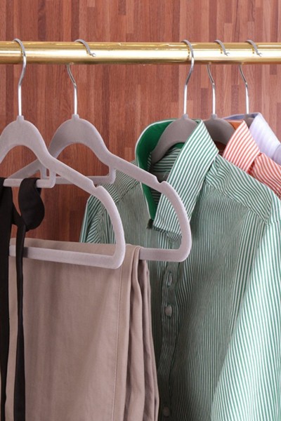 Ubrania zawieszone na wieszakach antypoślizgowych