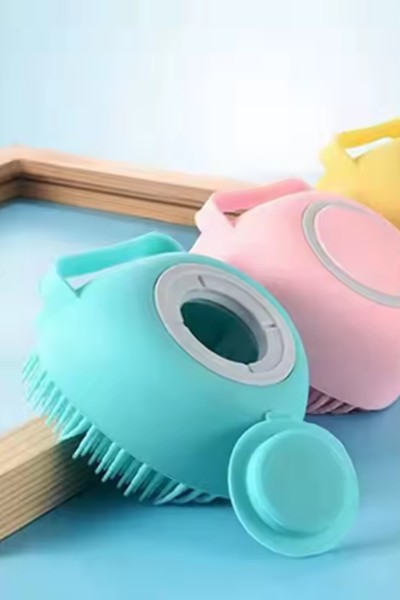 Szczotka silikonowa do mycia sierści z dozownikiem