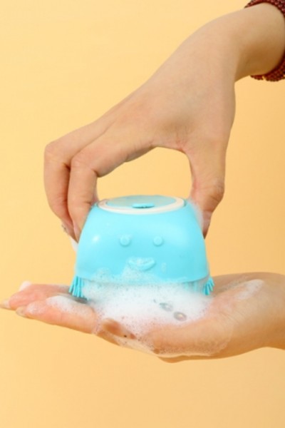 Szczotka silikonowa do mycia sierści z dozownikiem